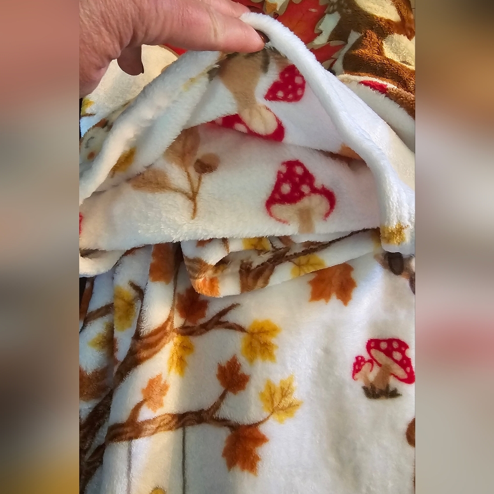 Autumn Themed Children's Plush Hooded Blanket - Picture 3 of 9
